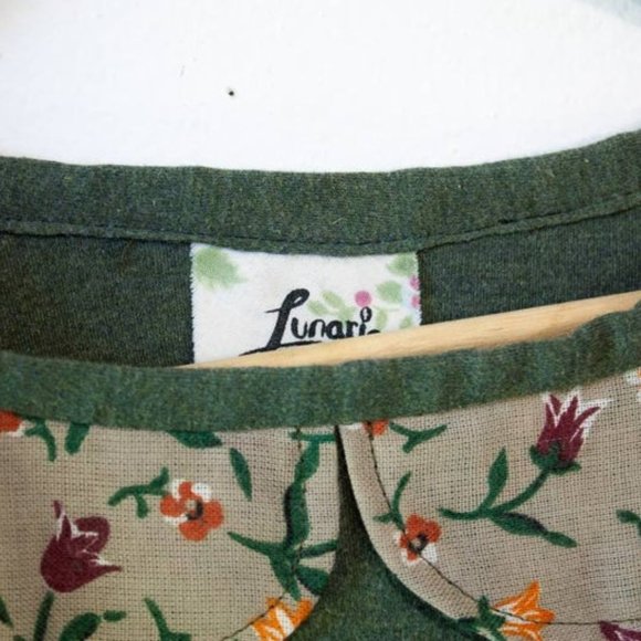 green top with floral print collar - Picture 3 of 6